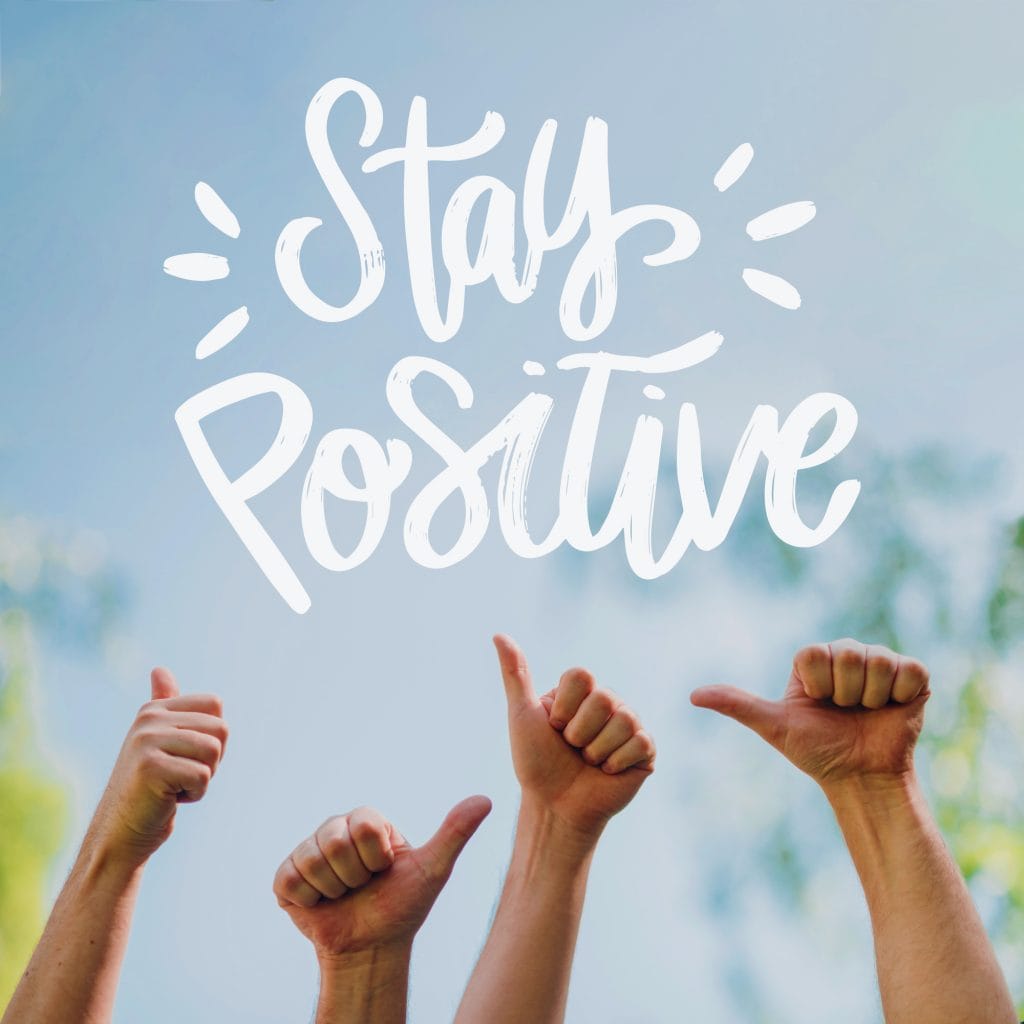 3540968 Stay Positive in tijden van corona. Duimen omhoog.