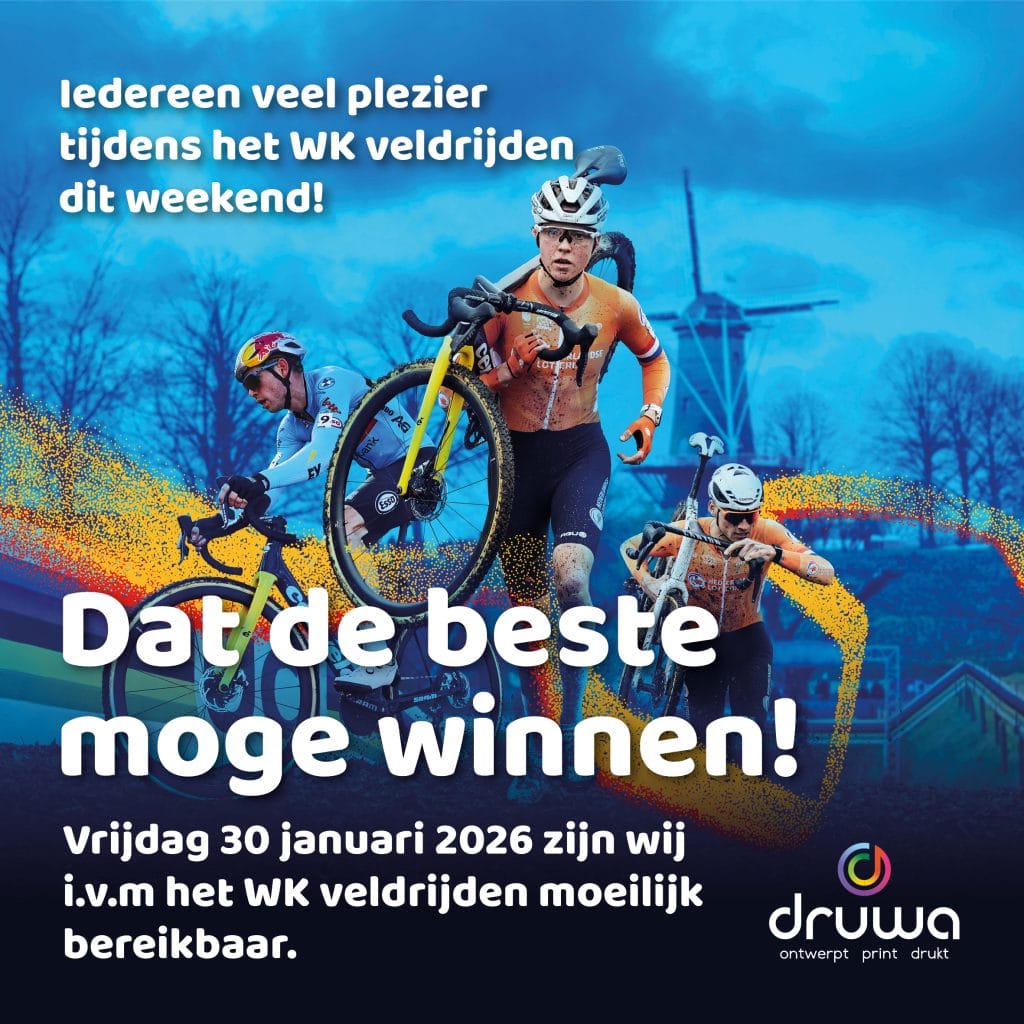 post-wk Dat de beste moge winnen! Wielrenners die aan het veldrijden zijn met de molen op de achtergrond.