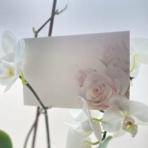 een overlijdenskaart met rozen die zacht in de linkerhoek