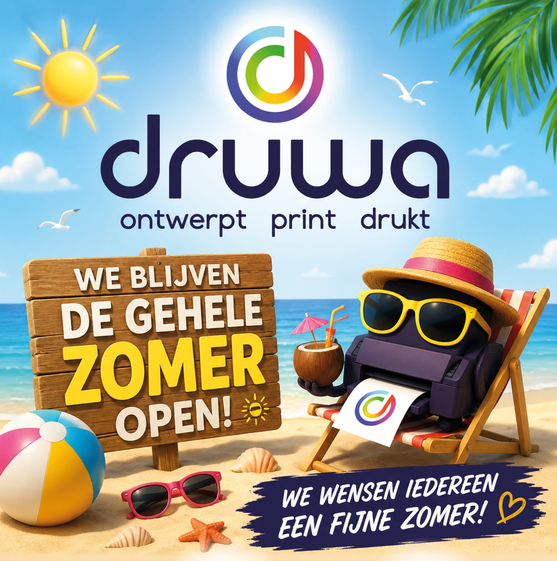 zomer-2026-website Een aankondiging dat we de gehele zomer open zijn met een printertje op het strand aan het water in een ligstoel die een cocktail vasthoud en een zonnebril op heeft